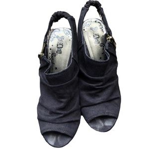 Size 9 Sexy, but Comfy Wedge Sandal